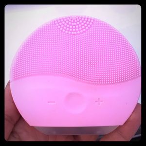 Silicone facial cleansing brush